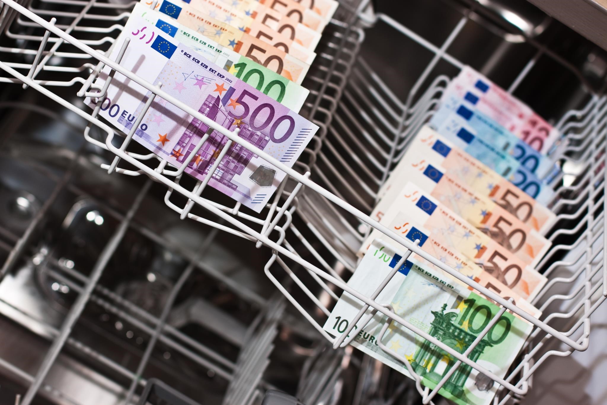 3,2 milliárd forintot moshatott tisztára külföldi bűnözőknek egy soktagú hazai banda