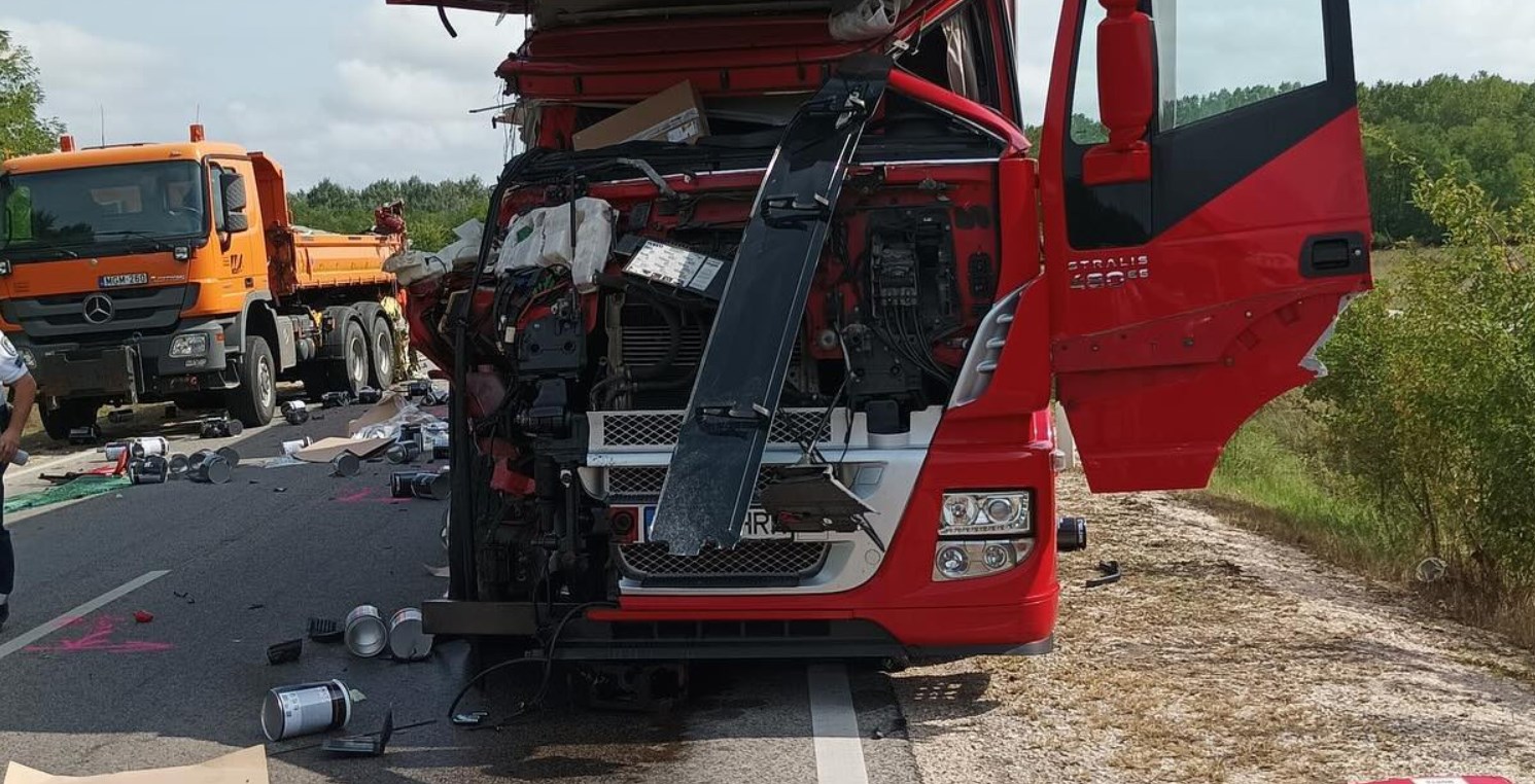 Most egy kamion semmisített meg egy energiaelnyelő dobozt, ami a közutasokat védi
