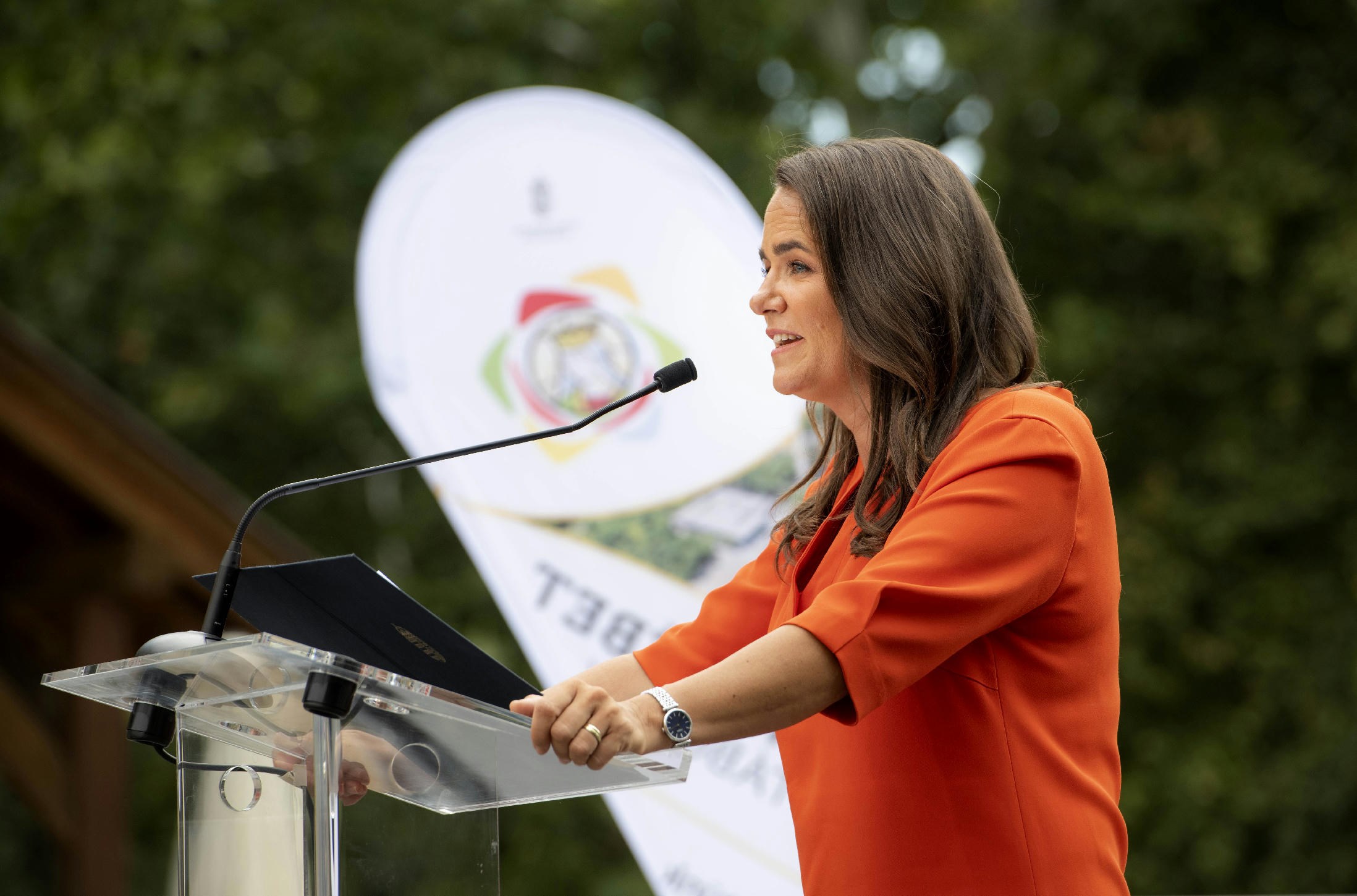Magyar Narancs: Általános iskolásokat „vezényelnek ki" Novák Katalin szerdai fogadására Gyulán