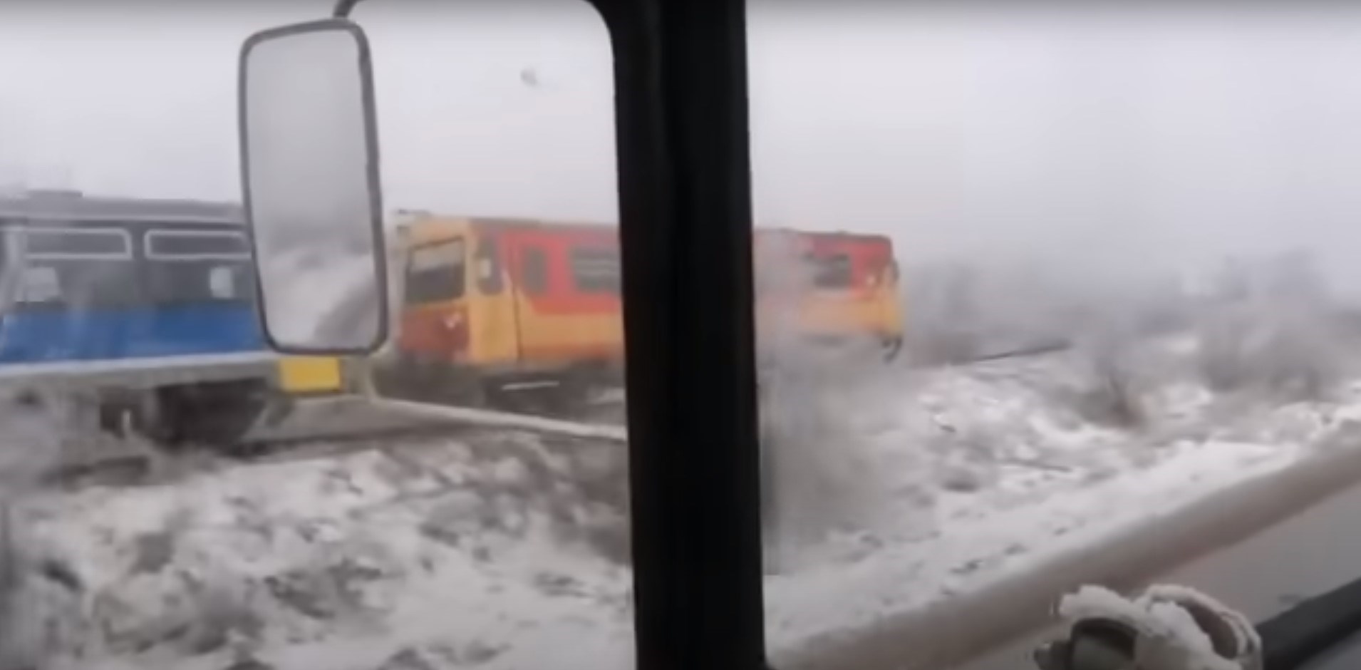 Annyira rossz pálya, hogy még a traktor is lehagyta a MÁV vonatát Konyárnál - videó