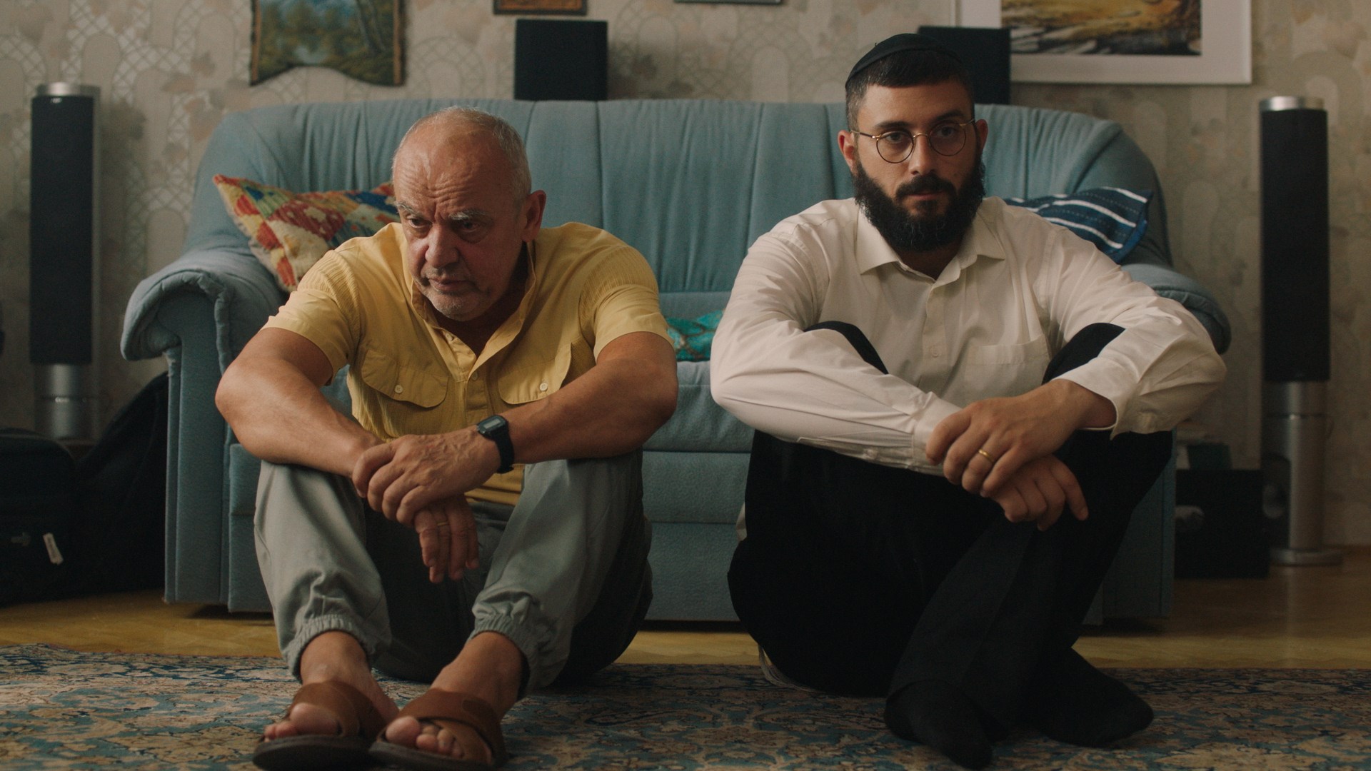 „Egy csomó zsidó a házamban” – Itt van Szabó Kimmel és Bezerédi filmjének előzetese
