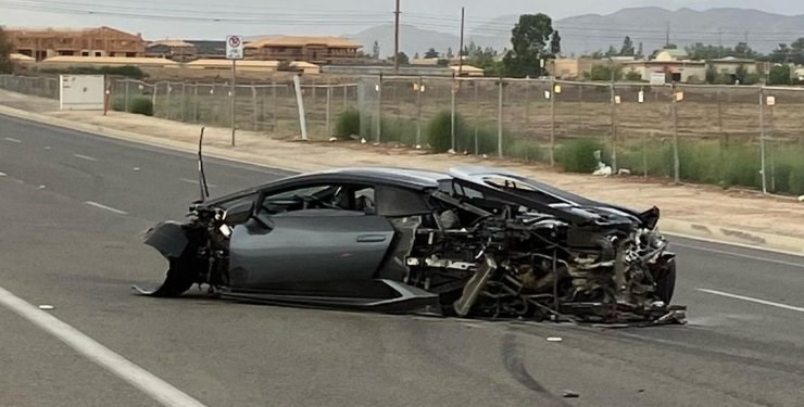 Nem éppen szimpatikus dolgairól híressé vált blogger darabokra törte a Lamborghinijét egy utcai versenyen