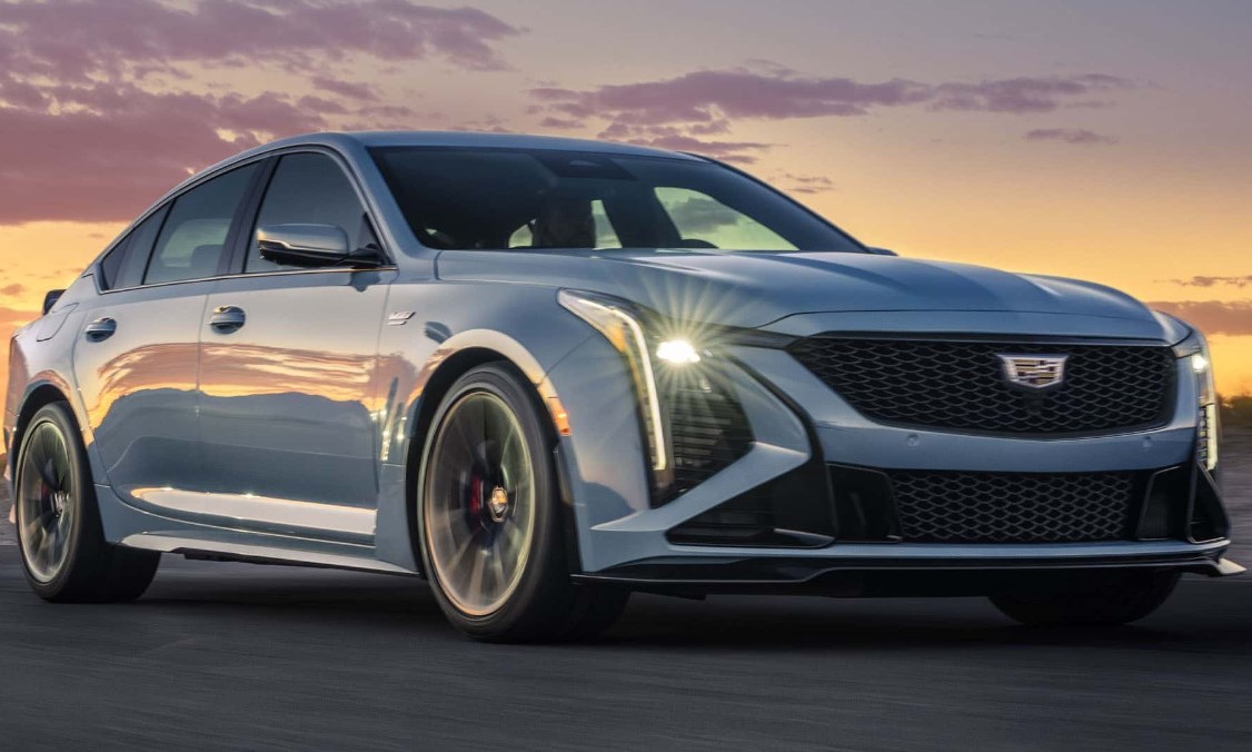 677 lóerős V8, kézi váltó és hátsókerék-hajtás a Cadillac új sportszedánjában