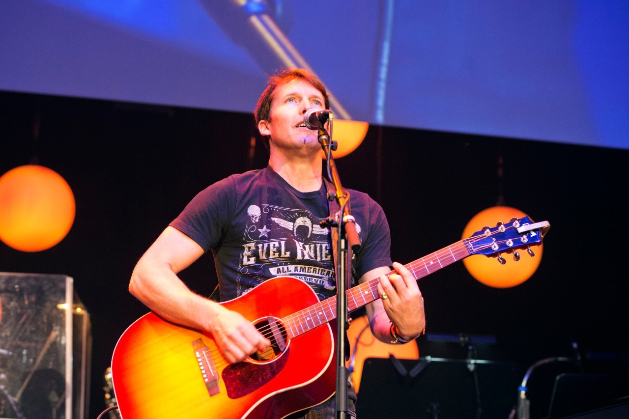 James Blunt zseniálisan vicces videóval promózza új számát