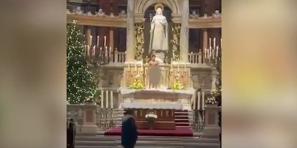 Meztelenül mászott fel a Szent István-bazilika oltárára egy férfi, videó is készült az esetről