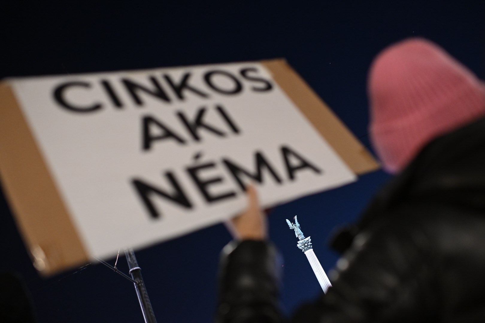 Gyermekvédelmi kerekasztalt hirdettek a pénteki tüntetésen megnevezett túlélők, a második körben a pártokat is várják