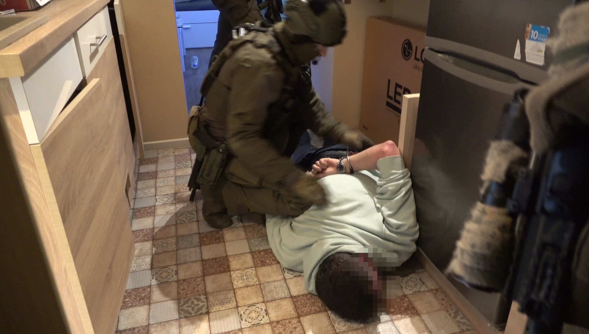 Túszul ejtett egy nőt egy fegyveres férfi a VII. kerületben, a TEK-nek kellett kiszabadítania – videó