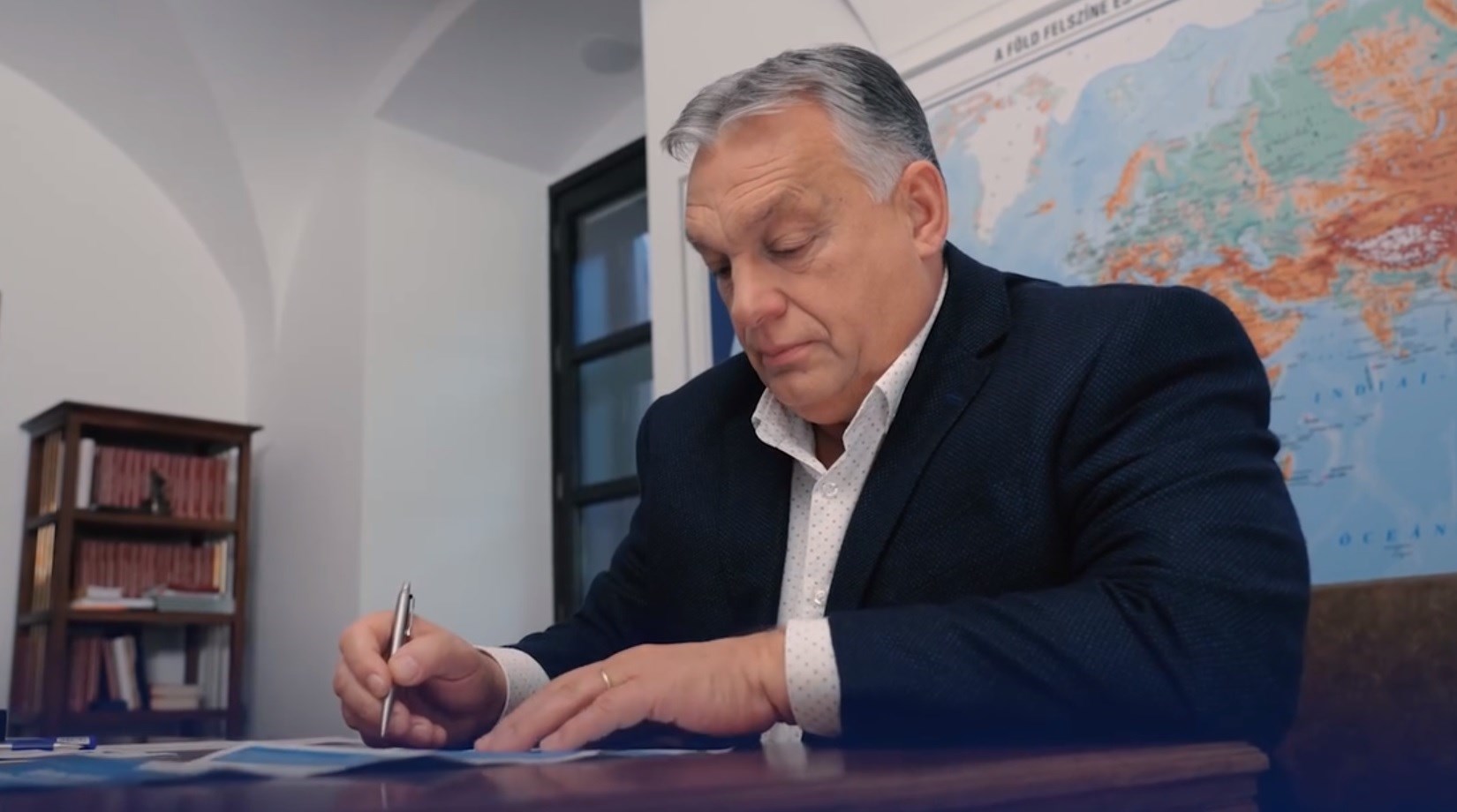 Orbán Viktor már kitöltötte a Nemzeti Konzultációt, amely szerinte a "szuverenitásunk védelméről" szól