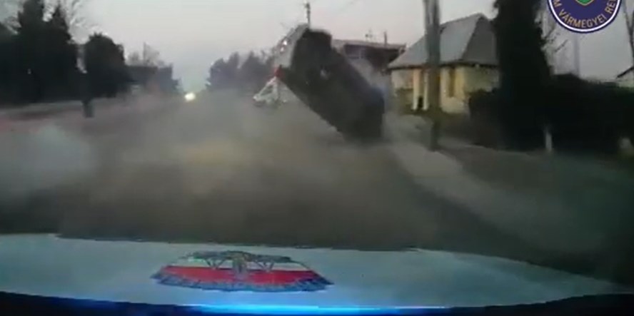 Hatalmas borulással ért véget egy bekábítószerezett sofőr menekülése – videó