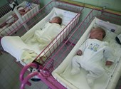 Renuncias, escasez de médicos y propinas: ¿qué sucede en los departamentos de obstetricia húngaros?