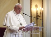 Pope Francis: To make peace, we must put our hands up