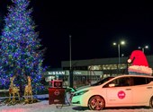 Este enorme árbol de Navidad está iluminado por la electricidad de un coche eléctrico