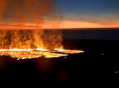 Un volcán vuelve a hacer erupción en Islandia y una colada de lava llega a un pueblo cercano (vídeo)