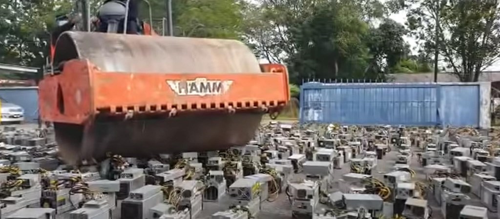 Videó: Úthengerrel zúzták össze Malajziában az illegális kriptobányász számítógépeket