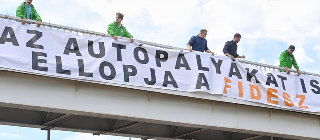 Autó: Autópálya-molinókkal tiltakozott a koncessziós tervek ellen a  Párbeszéd | hvg.hu