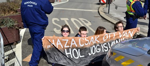 Középiskolások foglalták el a parlament bejáratát