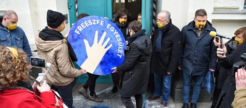 Nem mond le a tankerület a Damjanich utcai épületről, ami néhány napig a FreeSZFE-é volt