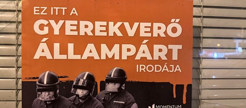 Összematricázta a Fidesz irodáit a Momentum: „Ez a gyerekverő állampárt irodája”