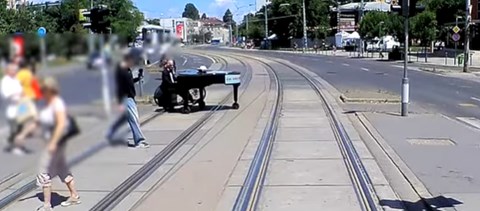 Több mint száz éves zongorával gurultak át a zebrán a XIII. kerületben - videó