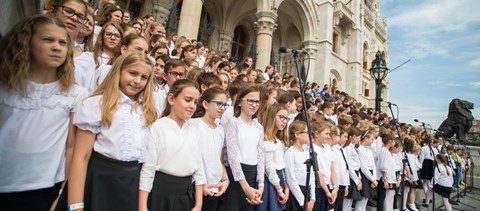 Hétezer gyerek énekelt a Parlament előtt 