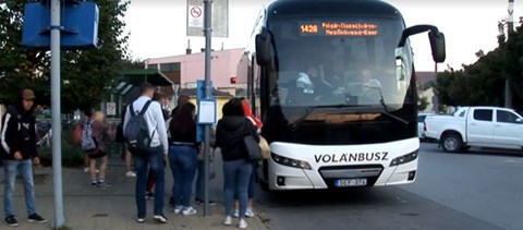 Nem férnek fel a buszra, minden nap elkésnek az iskolából a polgári diákok