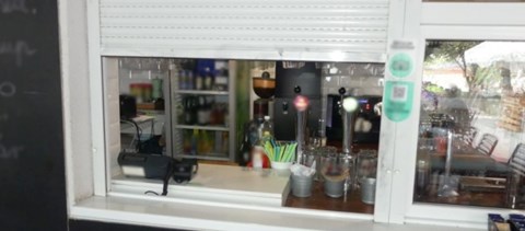 Megszomjazott a két 17 éves éjszaka, ezért üdítőt és alkoholt loptak egy keszthelyi büféből