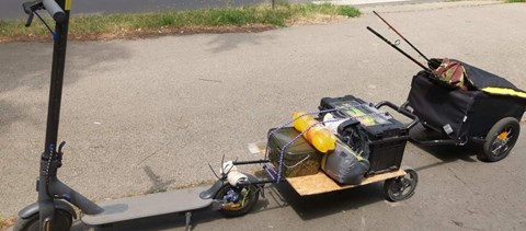 Gumipókkal és gyorskötözővel rögzítette az utánfutót a rollerhez egy 14 éves, azzal indult pecázni Nagykanizsán