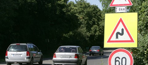 Közlekedési táblákat lopott három egyetemista Szegeden