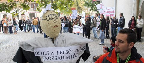 Több száz hallgató tüntetett a felsőoktatás átalakítása ellen - galéria