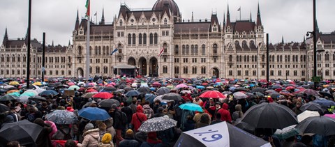 Újabb akció készül az iskolákban: fekete és kockás ruhával tiltakoznak