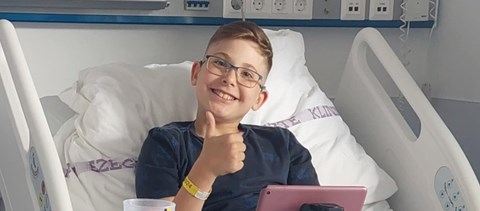 A világon az elsők között ültettek be okos cochleáris implantátumot egy szegedi kisfiúnak