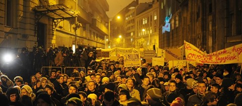 "2014-ben mi is szavazunk" - több ezren tüntettek az Emmi előtt