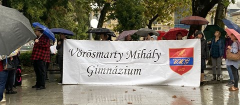 Mától a budapesti Vörösmarty Mihály Gimnázium 28 tanára is "gördülő" sztrájkba kezd