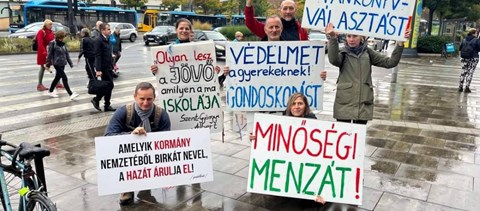 „Nekik muszáj lenyelni azt, amit lenyomnak a torkukon” - száz hete demonstrál az utcán a diákokért a Zebraszerda kitalálója