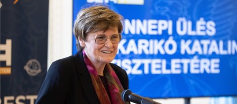 A Karikó Katalin által alapított JATE-díj megtervezésére hirdetett alkotói pályázatot az SZTE