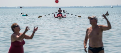 Népszava: a magyarok alig 15 százaléka megy legalább egy hétre nyaralni az idén