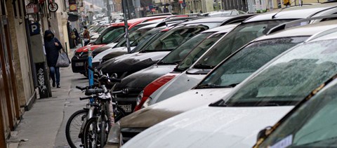 Segítség lenne az iskolások szüleinek, ha csak fél 9-től kellene fizetni a parkolásért Budapesten? 