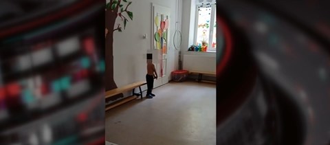 Nem tudták átöltöztetni, ezért a zokogó, félmeztelen kisfiút egyedül kiküldték a csoportszobából egy Vas megyei oviban