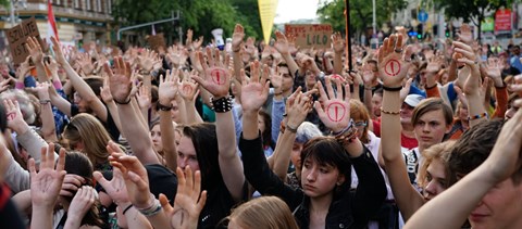 Ma tárgyal a parlament a státusztörvényről