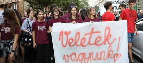 Rendhagyó évnyitó: diákok demonstráltak a Madách Gimnázium leváltott igazgatója miatt