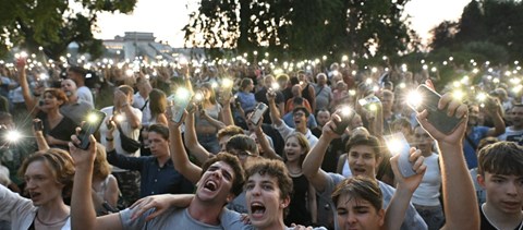 Begyűjtött telefonok, tüntetés és bezárt iskolai könyvtárak - ilyen volt az új tanév első napja