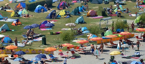 Fürdőruhás képe miatt támadják a joghallgató lányt