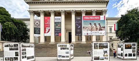 Hosszú sorokban állnak a fiatalok, hogy megnézzék a budapesti World Press Photo kiállítást