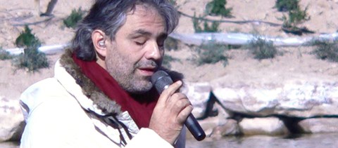 55 évesen szerez zenei diplomát Andrea Bocelli