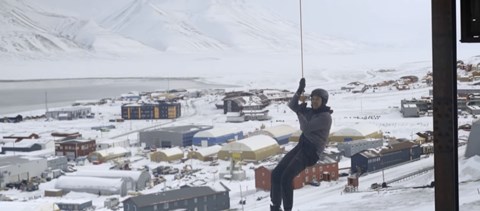 A mélybe ugrott, majd magára lőtt, mindezt a tudomány nevében: videó