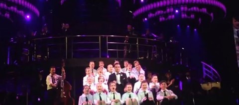 A nap videója: magyar diákokkal énekelt Robbie Williams