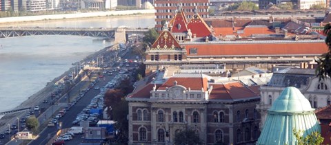 Félmeztelen nővel és kétértelmű illusztrációkkal oktat egy tanár a Műegyetemen