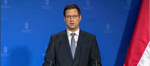 Gulyás Gergely: az állami iskolákban is eltörölte a kormány a kötelező oltást