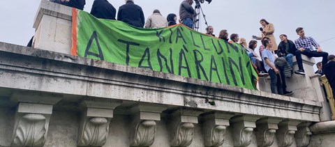 "Addig maradunk, ameddig kell" - nem adják fel, továbbra is tüntetnek az oktatásért és a tanárokért a diákok