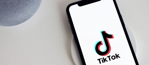 Még érettségije sincs az orvosként elhíresült, csalás miatt letartóztatott TikTok sztárnak